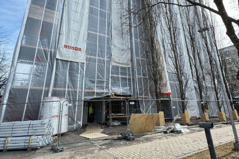 Patera toteutti Varte Oy:lle telineiden käyttöönottotarkastuksen työmaalla, jossa on käytössä suurikokoinen sääsuoja.