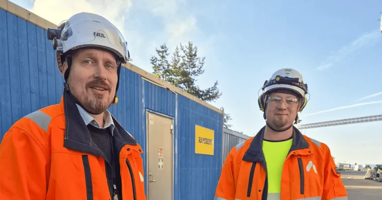 Vesa Ikonen (vas.) Advenilta ja Pateran HSE-asiantuntija Anttijoonas Ahokas.