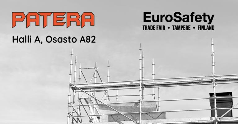Mustavalkoinen kuva rakennustelineistä talon katon tasalla. Vasemmalla yläreunassa on Pateran oranssi logo ja teksti "Halli A, Osasto A82" ja oikealla yläkulmassa EuroSafety-tapahtuman logo minkä alla lukee pienemmällä "TRADE FAIR • TAMPERE • FINLAND"