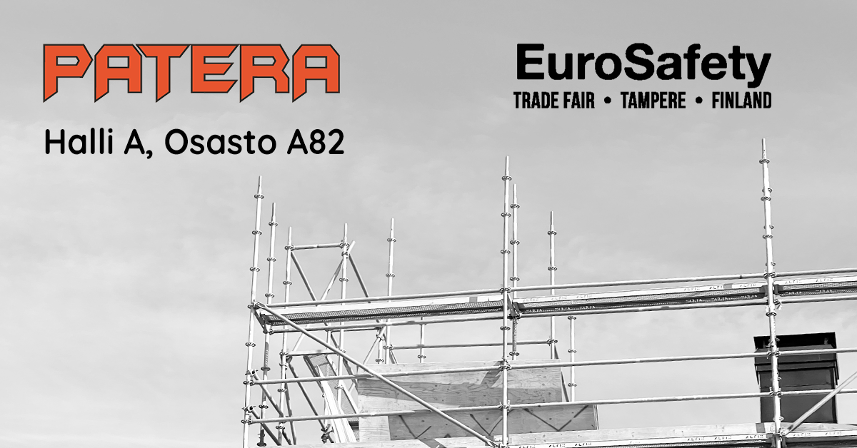 Mustavalkoinen kuva rakennustelineistä talon katon tasalla. Vasemmalla yläreunassa on Pateran oranssi logo ja teksti "Halli A, Osasto A82" ja oikealla yläkulmassa EuroSafety-tapahtuman logo minkä alla lukee pienemmällä "TRADE FAIR • TAMPERE • FINLAND"